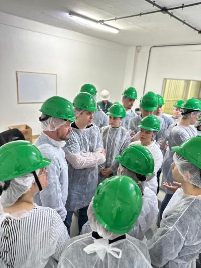 Acadêmicos de Medicina Veterinária da Unicentro visitam a Fábrica de Rações Coprossel